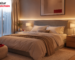 Dormitorio moderno con luz cálida y cama confortable para favorecer un descanso renovador